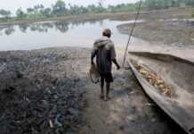 jpg_A_fisherman_with_his_canoe_in_Goi_c_Kadir_van_LohuizenNOOR_web.jpg