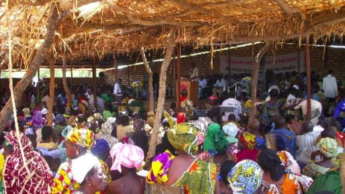 jpg_Mali_Church_crowd.jpg