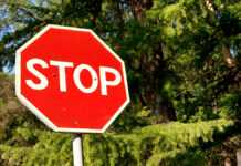 Le Rwanda, terre d’accueil des migrants expulsés du Royaume-Uni ? Panneau stop