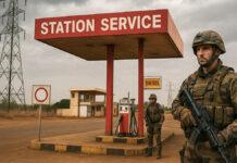 Des militaires en armes devant une station-service