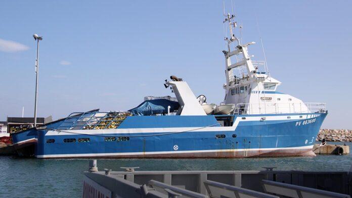 L’industrie thonière européenne, un colosse aux pieds d’argile qui dépend de l’Afrique Un thonier-senneur